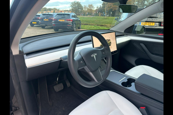 Tesla Model Y Long Range AWD 75 kWh 514 PK | Panoramadak | 360 Camera | LED Verlichting | CarPlay | Lichtmetalen Velgen | Elektrische Stoelen | Elektrische Klep | Navigatie |