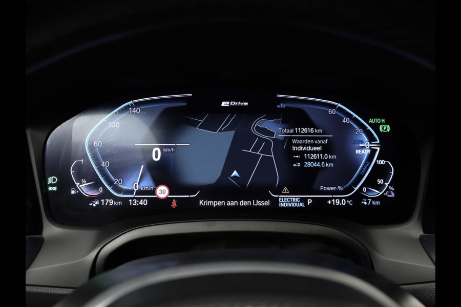 BMW 3 Serie Touring 330e High Executive Sport SOH 90,5% (PANORAMADAK,APPLE CARPLAY,NAVI,CAMERA,SFEERVERLICHTING,LED,SPORTSTOELEN)