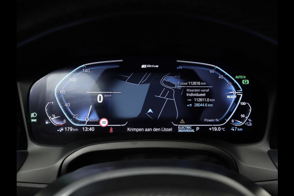 BMW 3 Serie Touring 330e High Executive Sport SOH 90,5% (PANORAMADAK,APPLE CARPLAY,NAVI,CAMERA,SFEERVERLICHTING,LED,SPORTSTOELEN)