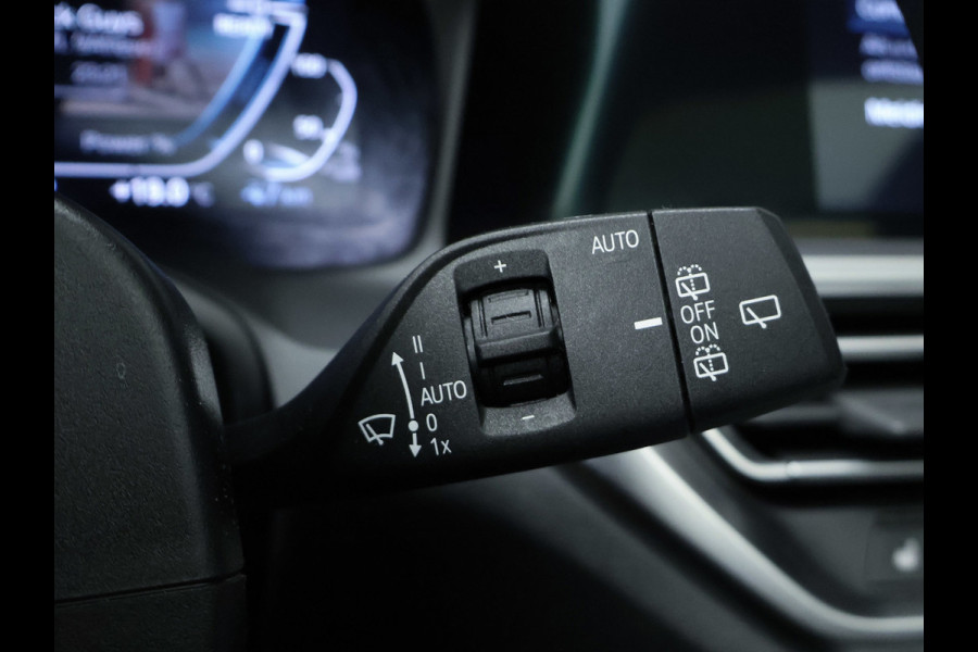 BMW 3 Serie Touring 330e High Executive Sport SOH 90,5% (PANORAMADAK,APPLE CARPLAY,NAVI,CAMERA,SFEERVERLICHTING,LED,SPORTSTOELEN)