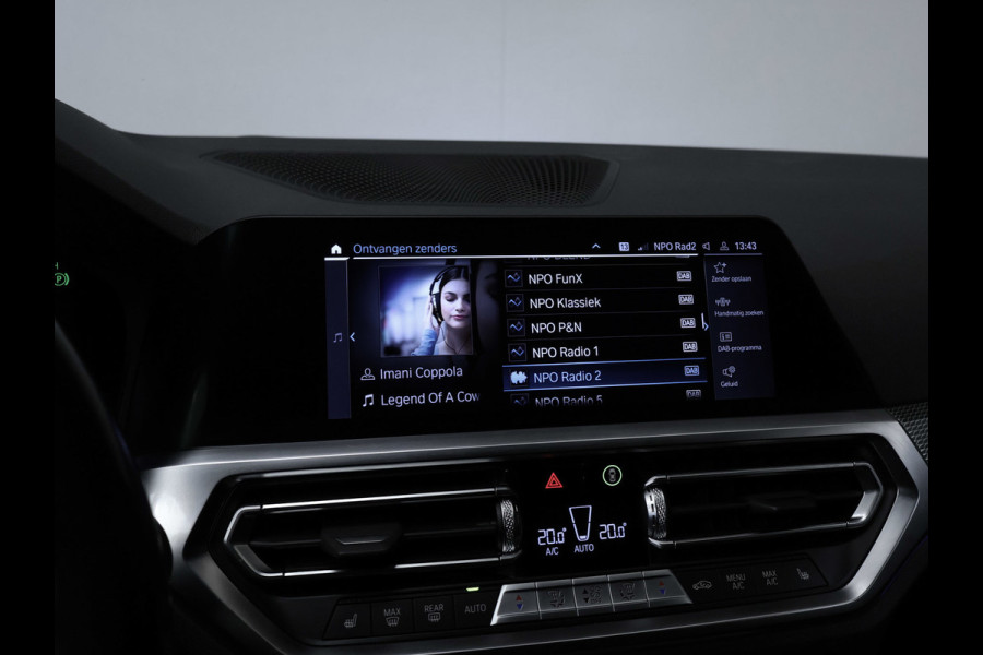 BMW 3 Serie Touring 330e High Executive Sport SOH 90,5% (PANORAMADAK,APPLE CARPLAY,NAVI,CAMERA,SFEERVERLICHTING,LED,SPORTSTOELEN)