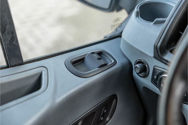 Ford Transit 310 2.0 TDCI L2H2 | CarPlay | Navigatie | Camera | BOTT Inrichting | Airco | 3-Zitter | Cruise control