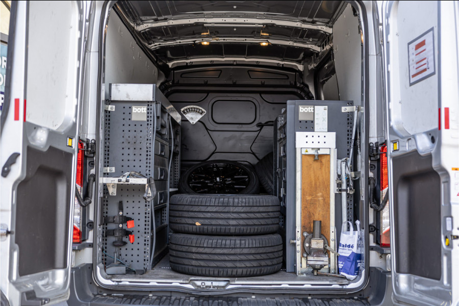 Ford Transit 310 2.0 TDCI L2H2 | CarPlay | Navigatie | Camera | BOTT Inrichting | Airco | 3-Zitter | Cruise control