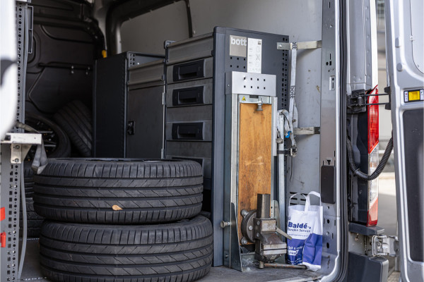 Ford Transit 310 2.0 TDCI L2H2 | CarPlay | Navigatie | Camera | BOTT Inrichting | Airco | 3-Zitter | Cruise control