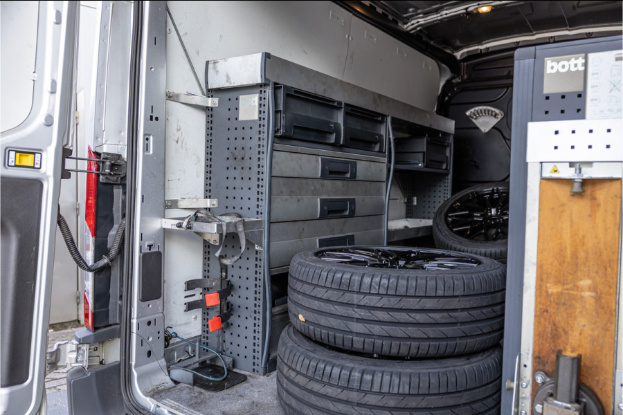 Ford Transit 310 2.0 TDCI L2H2 | CarPlay | Navigatie | Camera | BOTT Inrichting | Airco | 3-Zitter | Cruise control