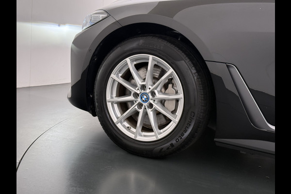 BMW i4 eDrive40 340PK 84kWh High Executive SOH 94% Leder Sportstoelen+Verwarmd Head-Up Display Camera Navi 3-Zone Ecc Live cockpit pro Laserlicht Elek.Achterklep Privacy Glas Isofix Wifi Bluetooth DAB Regen/Lichtsensor Draadloze lader 1e Eigenaar Dealeronderhouden Origineel Nederlandse Auto