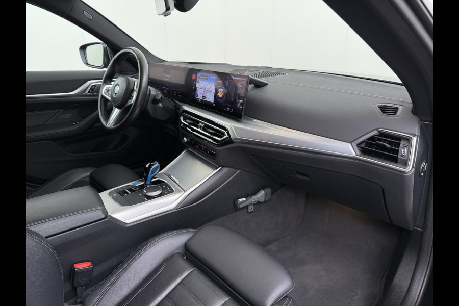 BMW i4 eDrive40 340PK 84kWh High Executive SOH 94% Leder Sportstoelen+Verwarmd Head-Up Display Camera Navi 3-Zone Ecc Live cockpit pro Laserlicht Elek.Achterklep Privacy Glas Isofix Wifi Bluetooth DAB Regen/Lichtsensor Draadloze lader 1e Eigenaar Dealeronderhouden Origineel Nederlandse Auto