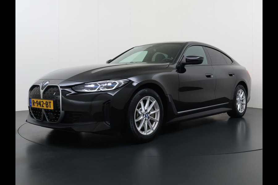 BMW i4 eDrive40 340PK 84kWh High Executive SOH 94% Leder Sportstoelen+Verwarmd Head-Up Display Camera Navi 3-Zone Ecc Live cockpit pro Laserlicht Elek.Achterklep Privacy Glas Isofix Wifi Bluetooth DAB Regen/Lichtsensor Draadloze lader 1e Eigenaar Dealeronderhouden Origineel Nederlandse Auto