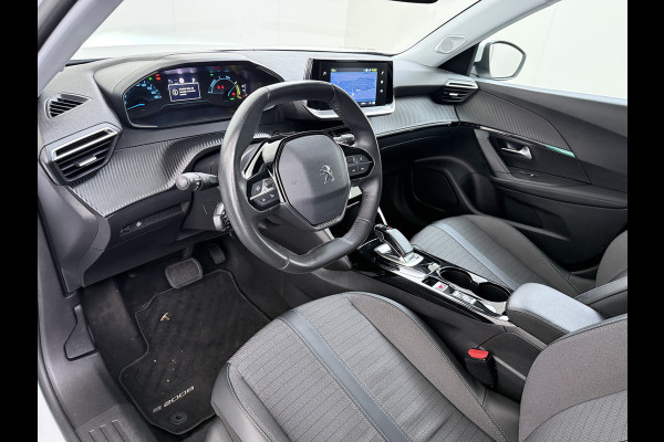 Peugeot e-2008 EV Allure Pack 50kWh Trekhaak 3D-Navi 360°Camera Apple Carplay Android Auto Ecc SOH 88% Regen-Lichtsensor Privacy Glas Led Isofix Bluetooth Cruise Control 1e Eigenaar Dealeronderhouden Origineel Nederlandse Auto