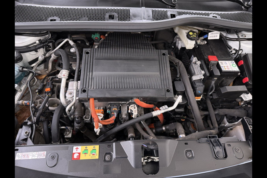 Peugeot e-2008 EV Allure Pack 50kWh Trekhaak 3D-Navi 360°Camera Apple Carplay Android Auto Ecc SOH 88% Regen-Lichtsensor Privacy Glas Led Isofix Bluetooth Cruise Control 1e Eigenaar Dealeronderhouden Origineel Nederlandse Auto
