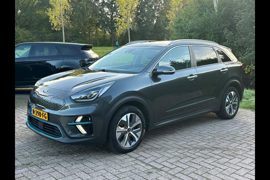 Kia e-Niro ExecutiveLine 64 kWh 204 pk | Trekhaak | Lederen bekleding | Camera | SOH 99,3% |  Schuif-Kantel Dak | Navigatie | Stoelverwarming | Stuurwielverwarming