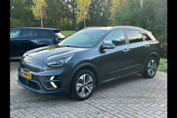 Kia e-Niro ExecutiveLine 64 kWh 204 pk | Trekhaak | Lederen bekleding | Camera | SOH 99,3% |  Schuif-Kantel Dak | Navigatie | Stoelverwarming | Stuurwielverwarming