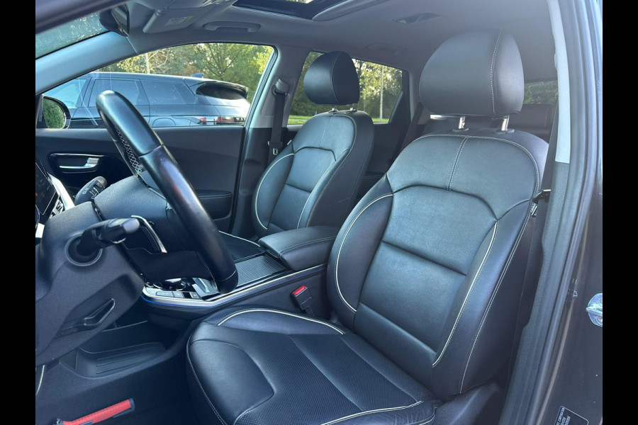 Kia e-Niro ExecutiveLine 64 kWh 204 pk | Trekhaak | Lederen bekleding | Camera | SOH 99,3% |  Schuif-Kantel Dak | Navigatie | Stoelverwarming | Stuurwielverwarming