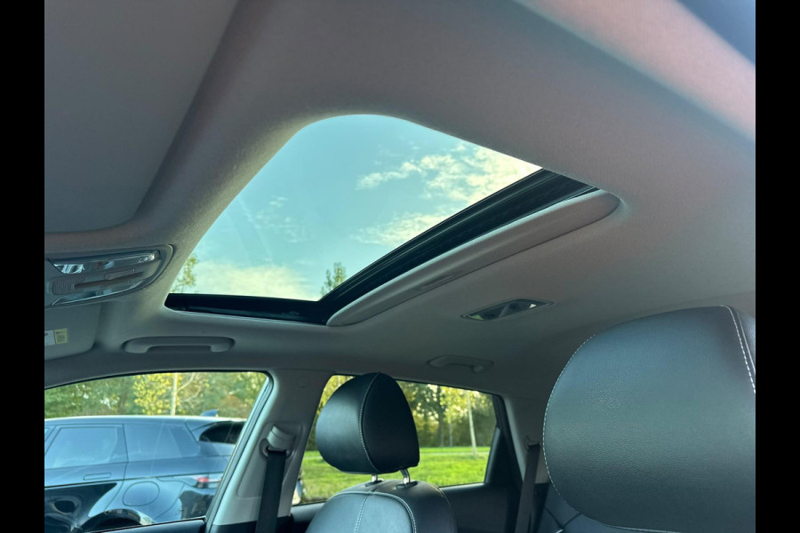 Kia e-Niro ExecutiveLine 64 kWh 204 pk | Trekhaak | Lederen bekleding | Camera | SOH 99,3% |  Schuif-Kantel Dak | Navigatie | Stoelverwarming | Stuurwielverwarming