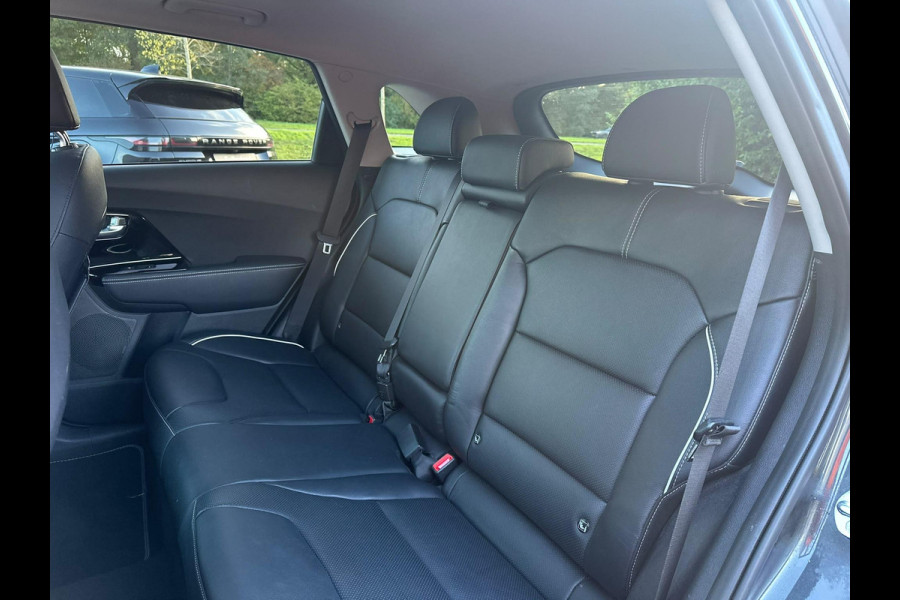 Kia e-Niro ExecutiveLine 64 kWh 204 pk | Trekhaak | Lederen bekleding | Camera | SOH 99,3% |  Schuif-Kantel Dak | Navigatie | Stoelverwarming | Stuurwielverwarming