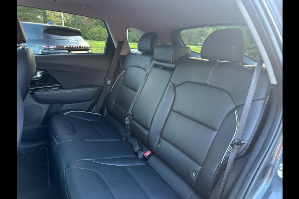 Kia e-Niro ExecutiveLine 64 kWh 204 pk | Trekhaak | Lederen bekleding | Camera | SOH 99,3% |  Schuif-Kantel Dak | Navigatie | Stoelverwarming | Stuurwielverwarming