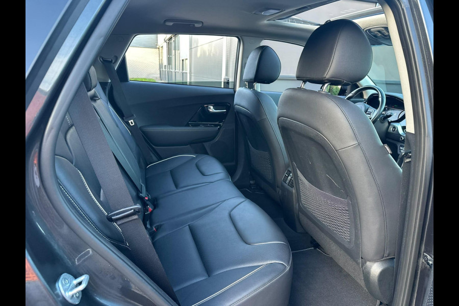 Kia e-Niro ExecutiveLine 64 kWh 204 pk | Trekhaak | Lederen bekleding | Camera | SOH 99,3% |  Schuif-Kantel Dak | Navigatie | Stoelverwarming | Stuurwielverwarming