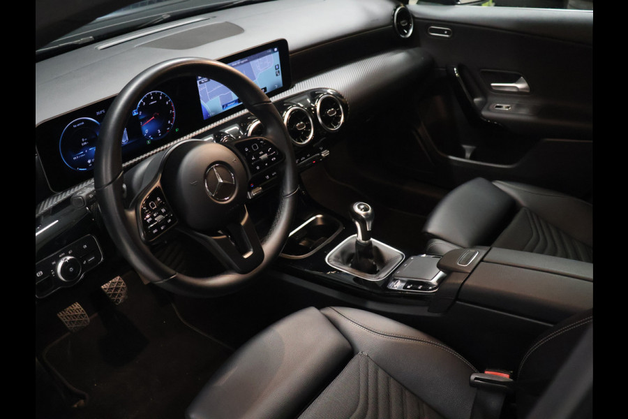 Mercedes-Benz A-Klasse 160 Sport [APPLE CARPLAY, AMG, ANDROID, STOELVERWARMING, CRUISE CONTROL, CAMERA, PDC V+A, DIGITAL DASH, STUURWIEL MULTIFUNTIONEEL, CLIMATE CONTROL, START STOP, STUUR LEDER, NIEUWSTAAT]
