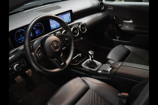 Mercedes-Benz A-Klasse 160 Sport [APPLE CARPLAY, AMG, ANDROID, STOELVERWARMING, CRUISE CONTROL, CAMERA, PDC V+A, DIGITAL DASH, STUURWIEL MULTIFUNTIONEEL, CLIMATE CONTROL, START STOP, STUUR LEDER, NIEUWSTAAT]