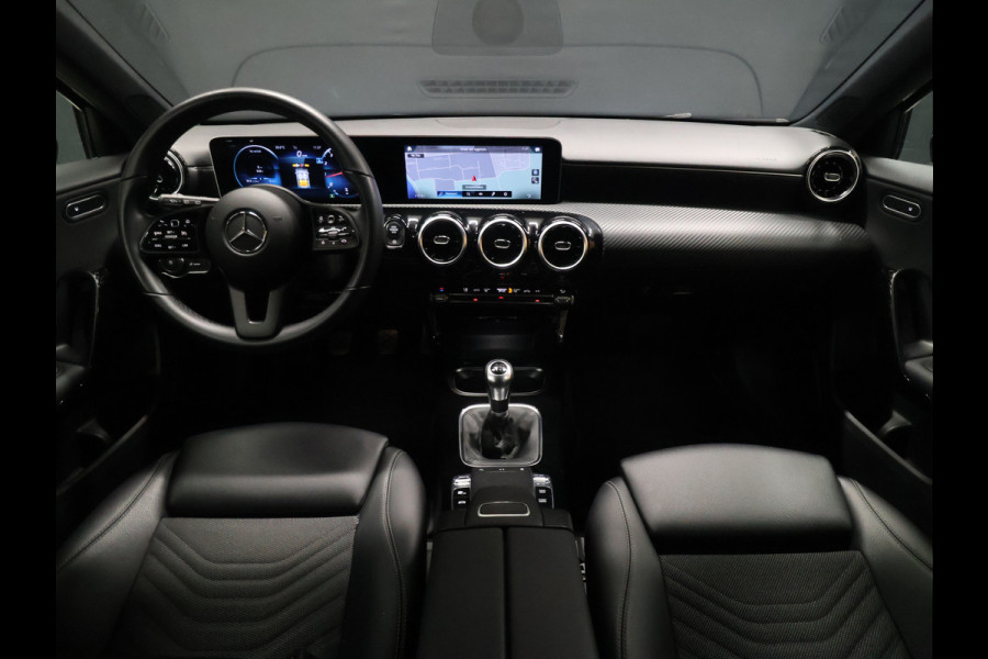 Mercedes-Benz A-Klasse 160 Sport [APPLE CARPLAY, AMG, ANDROID, STOELVERWARMING, CRUISE CONTROL, CAMERA, PDC V+A, DIGITAL DASH, STUURWIEL MULTIFUNTIONEEL, CLIMATE CONTROL, START STOP, STUUR LEDER, NIEUWSTAAT]