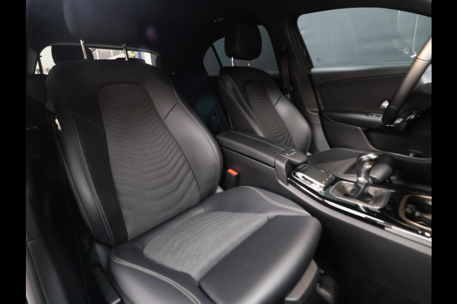 Mercedes-Benz A-Klasse 160 Sport [APPLE CARPLAY, AMG, ANDROID, STOELVERWARMING, CRUISE CONTROL, CAMERA, PDC V+A, DIGITAL DASH, STUURWIEL MULTIFUNTIONEEL, CLIMATE CONTROL, START STOP, STUUR LEDER, NIEUWSTAAT]