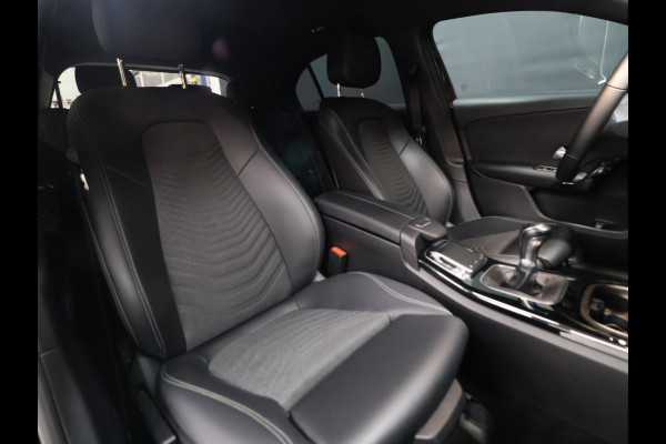 Mercedes-Benz A-Klasse 160 Sport [APPLE CARPLAY, AMG, ANDROID, STOELVERWARMING, CRUISE CONTROL, CAMERA, PDC V+A, DIGITAL DASH, STUURWIEL MULTIFUNTIONEEL, CLIMATE CONTROL, START STOP, STUUR LEDER, NIEUWSTAAT]