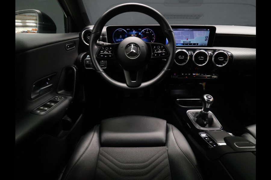 Mercedes-Benz A-Klasse 160 Sport [APPLE CARPLAY, AMG, ANDROID, STOELVERWARMING, CRUISE CONTROL, CAMERA, PDC V+A, DIGITAL DASH, STUURWIEL MULTIFUNTIONEEL, CLIMATE CONTROL, START STOP, STUUR LEDER, NIEUWSTAAT]
