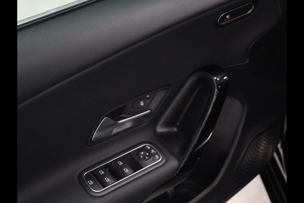 Mercedes-Benz A-Klasse 160 Sport [APPLE CARPLAY, AMG, ANDROID, STOELVERWARMING, CRUISE CONTROL, CAMERA, PDC V+A, DIGITAL DASH, STUURWIEL MULTIFUNTIONEEL, CLIMATE CONTROL, START STOP, STUUR LEDER, NIEUWSTAAT]