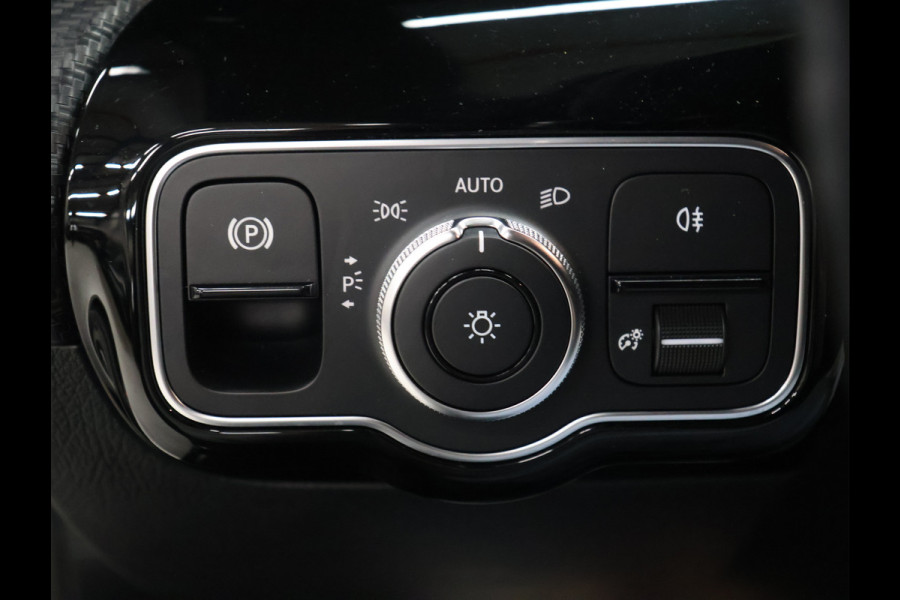 Mercedes-Benz A-Klasse 160 Sport [APPLE CARPLAY, AMG, ANDROID, STOELVERWARMING, CRUISE CONTROL, CAMERA, PDC V+A, DIGITAL DASH, STUURWIEL MULTIFUNTIONEEL, CLIMATE CONTROL, START STOP, STUUR LEDER, NIEUWSTAAT]