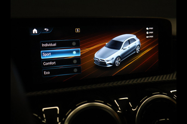 Mercedes-Benz A-Klasse 160 Sport [APPLE CARPLAY, AMG, ANDROID, STOELVERWARMING, CRUISE CONTROL, CAMERA, PDC V+A, DIGITAL DASH, STUURWIEL MULTIFUNTIONEEL, CLIMATE CONTROL, START STOP, STUUR LEDER, NIEUWSTAAT]