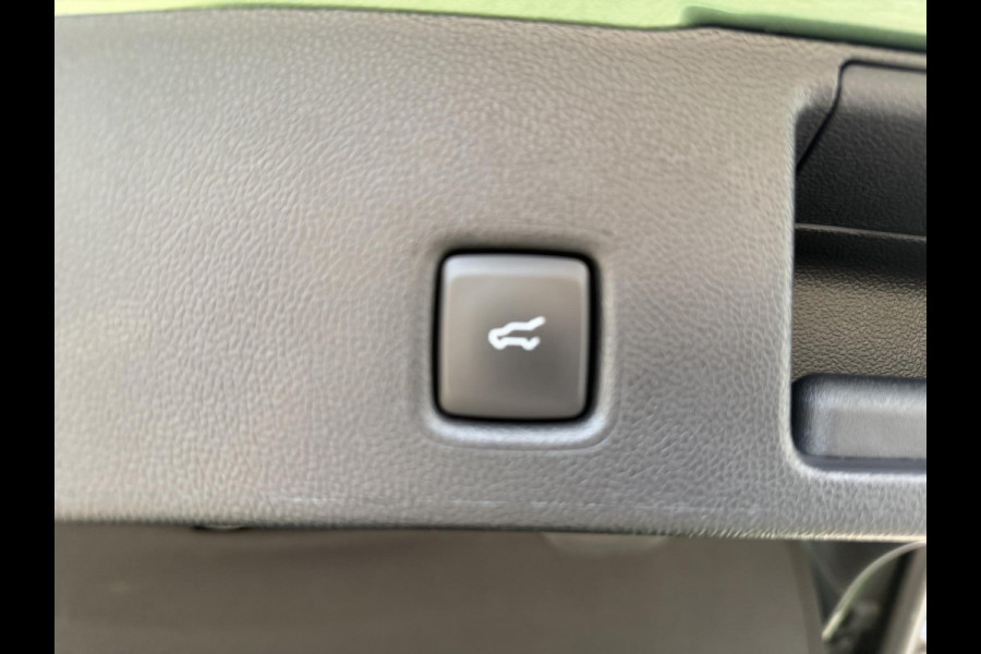Ford Kuga 2.5 PHEV ST-Line X 243pk | Black Package | Wegklapbare trekhaak (elektrisch bedienbaar) | Panoramadak, elektrisch te openen | Adaptieve Matrix LED koplampen met | Winter Pack