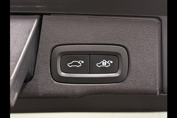 Volvo XC60 2.0 T6 Plug-in hybrid AWD Plus Black Edition Trekhaak | Open dak | Adapt. cruise | Stuur-/Stoelverwarming | Dodehoek | Memory | Camera | Google