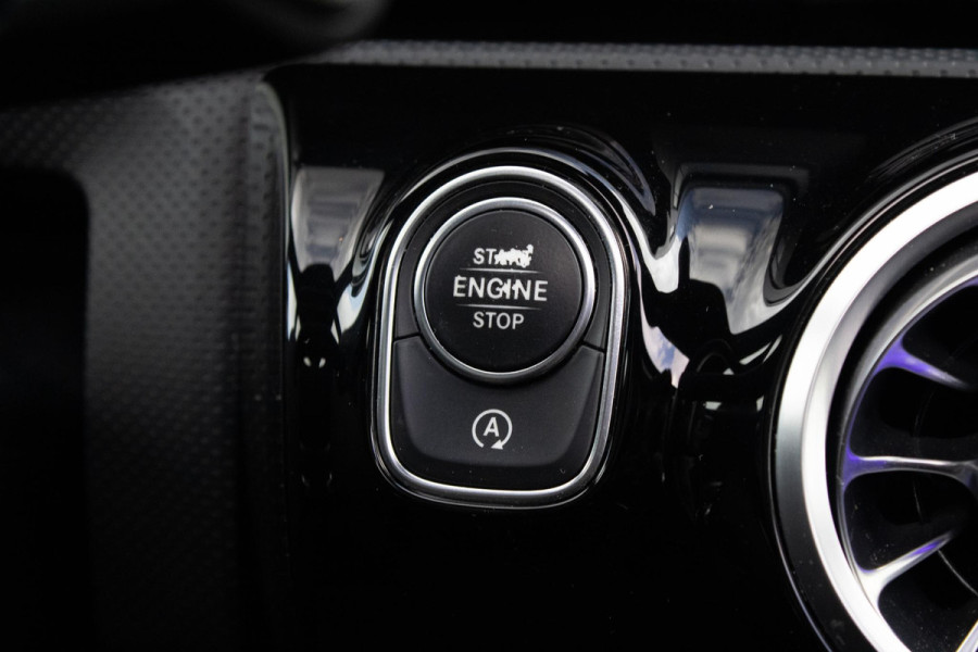 Mercedes-Benz A-Klasse 200 AMG Edition PANO SFEER LED ACC CARPLAY