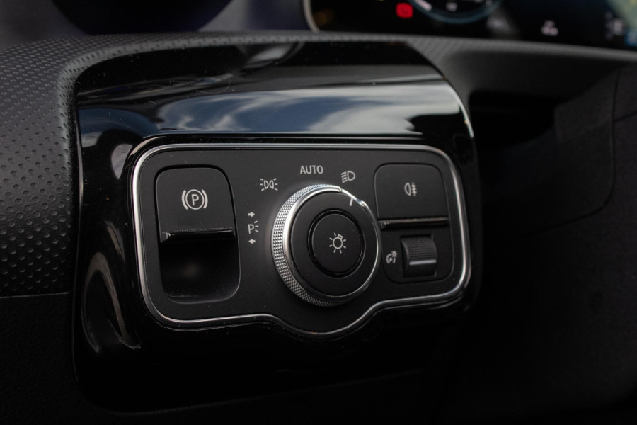 Mercedes-Benz A-Klasse 200 AMG Edition PANO SFEER LED ACC CARPLAY