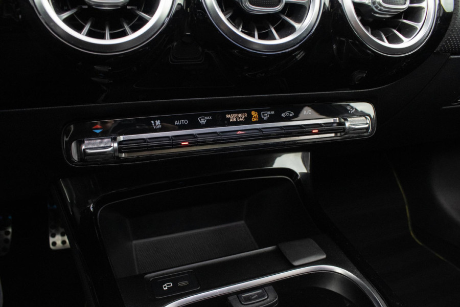 Mercedes-Benz A-Klasse 200 AMG Edition PANO SFEER LED ACC CARPLAY