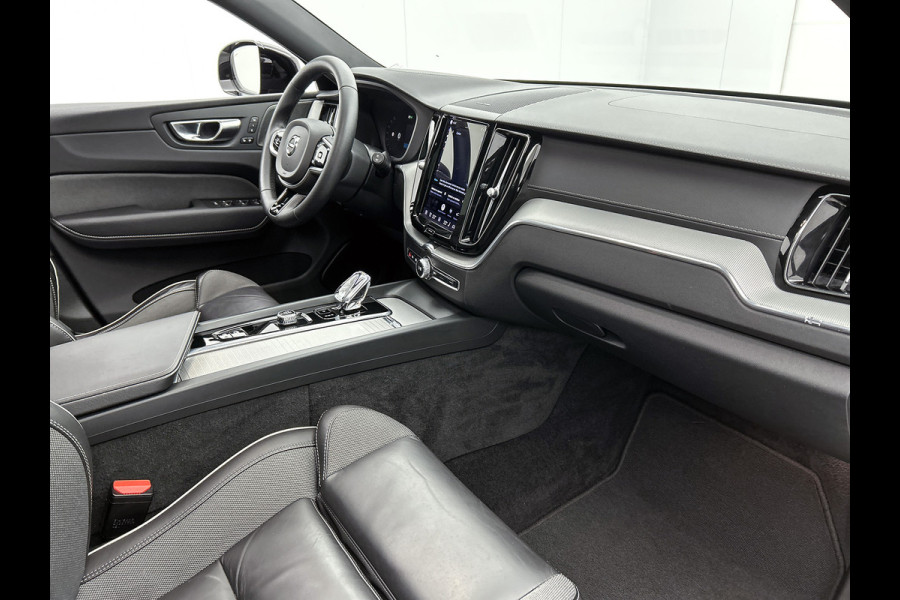 Volvo XC60 2.0 T6 Plug-in LongRange AWD Ultimate Dark / NL Auto / Panoramadak / Trekhaak / Leder-sport / Pdc+Camera / Stoel-Stuurverwarming /