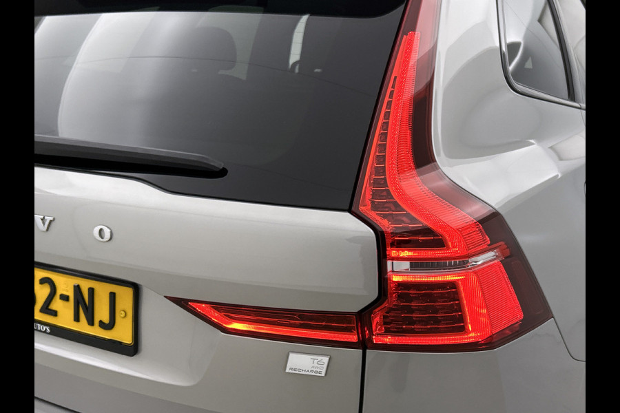 Volvo XC60 2.0 T6 Plug-in LongRange AWD Ultimate Dark / NL Auto / Panoramadak / Trekhaak / Leder-sport / Pdc+Camera / Stoel-Stuurverwarming /