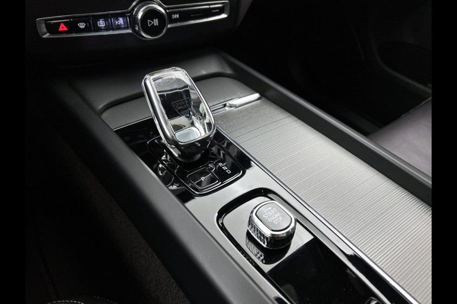 Volvo XC60 2.0 T6 Plug-in LongRange AWD Ultimate Dark / NL Auto / Panoramadak / Trekhaak / Leder-sport / Pdc+Camera / Stoel-Stuurverwarming /