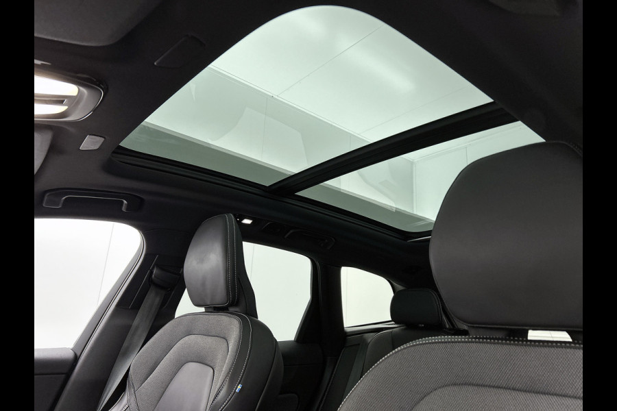 Volvo XC60 2.0 T6 Plug-in LongRange AWD Ultimate Dark / NL Auto / Panoramadak / Trekhaak / Leder-sport / Pdc+Camera / Stoel-Stuurverwarming /