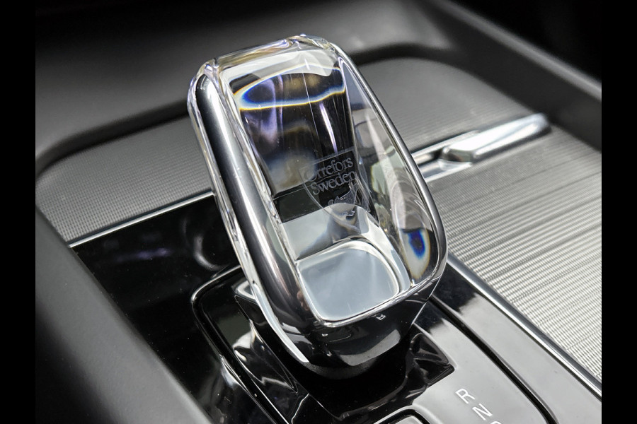 Volvo XC60 2.0 T6 Plug-in LongRange AWD Ultimate Dark / NL Auto / Panoramadak / Trekhaak / Leder-sport / Pdc+Camera / Stoel-Stuurverwarming /