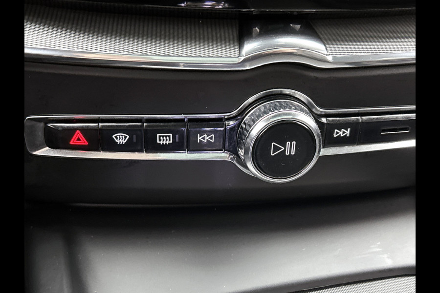 Volvo XC60 2.0 T6 Plug-in LongRange AWD Ultimate Dark / NL Auto / Panoramadak / Trekhaak / Leder-sport / Pdc+Camera / Stoel-Stuurverwarming /