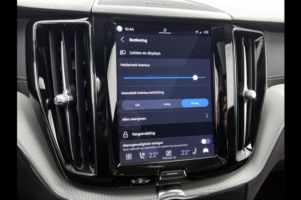 Volvo XC60 2.0 T6 Plug-in LongRange AWD Ultimate Dark / NL Auto / Panoramadak / Trekhaak / Leder-sport / Pdc+Camera / Stoel-Stuurverwarming /