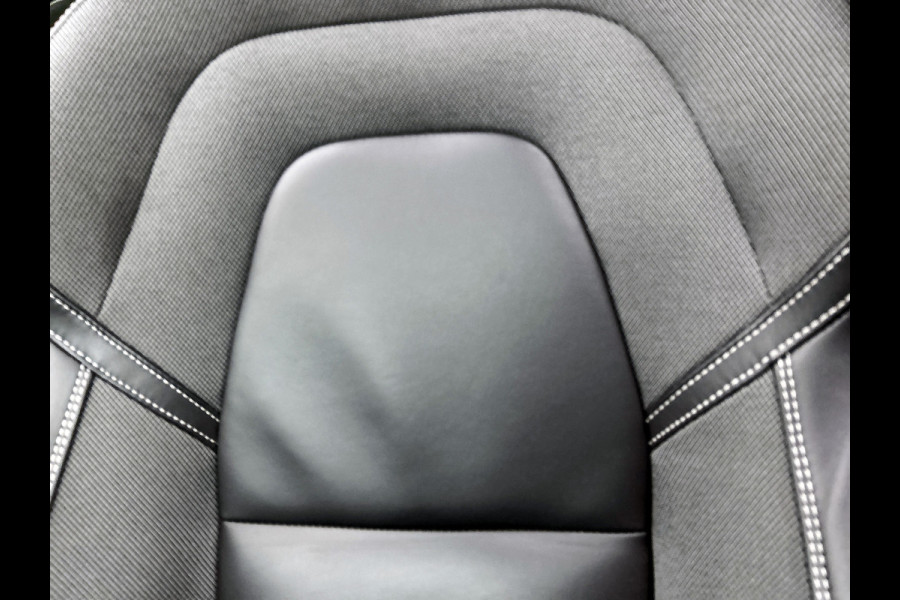 Volvo XC60 2.0 T6 Plug-in LongRange AWD Ultimate Dark / NL Auto / Panoramadak / Trekhaak / Leder-sport / Pdc+Camera / Stoel-Stuurverwarming /