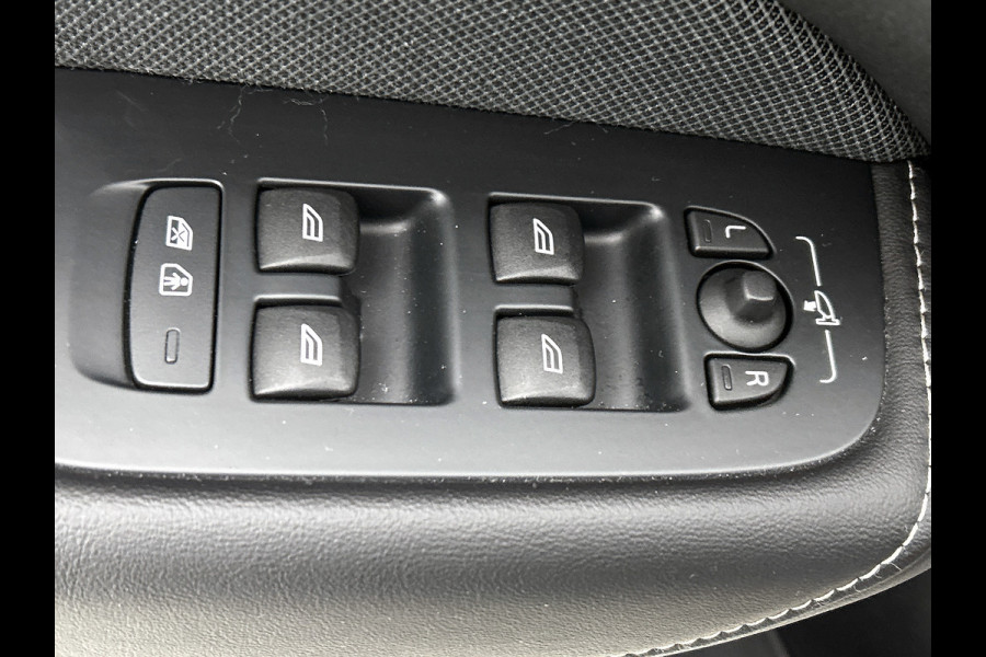 Volvo XC60 2.0 T6 Plug-in LongRange AWD Ultimate Dark / NL Auto / Panoramadak / Trekhaak / Leder-sport / Pdc+Camera / Stoel-Stuurverwarming /