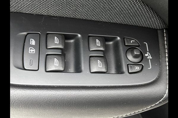 Volvo XC60 2.0 T6 Plug-in LongRange AWD Ultimate Dark / NL Auto / Panoramadak / Trekhaak / Leder-sport / Pdc+Camera / Stoel-Stuurverwarming /
