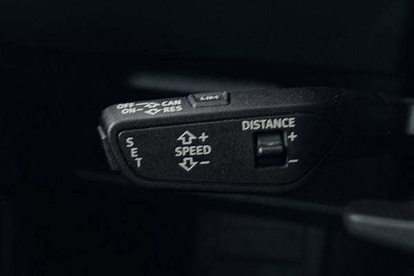 Audi e-tron 50 quattro S edition 71 kWh (PANORAMADAK, TREKHAAK, STOELVERWARMING, CAMERA, ELEKTR STOELEN)