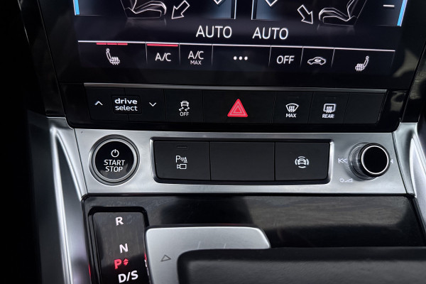 Audi e-tron 50 quattro S edition 71 kWh (PANORAMADAK, TREKHAAK, STOELVERWARMING, CAMERA, ELEKTR STOELEN)