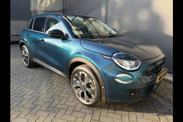 Fiat 600E La Prima 54 kWh Achteruitrijcamera - Apple carplay - Airco - Draadloze telefoonlader - Parkeersensoren - Navigatie - Licht metalen velgen 18 inch - Stoelverwarming - Voorstoelen met massagefunctie - Led verlichting - Mistlampen - Stuur multifunctioneel - Bluetooth - Cruise control - Dodehoekdetectie - Elektrische ramen - Extra getint glas achter - Keyless start/entry