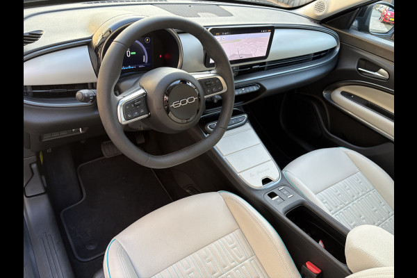 Fiat 600E La Prima 54 kWh Achteruitrijcamera - Apple carplay - Airco - Draadloze telefoonlader - Parkeersensoren - Navigatie - Licht metalen velgen 18 inch - Stoelverwarming - Voorstoelen met massagefunctie - Led verlichting - Mistlampen - Stuur multifunctioneel - Bluetooth - Cruise control - Dodehoekdetectie - Elektrische ramen - Extra getint glas achter - Keyless start/entry