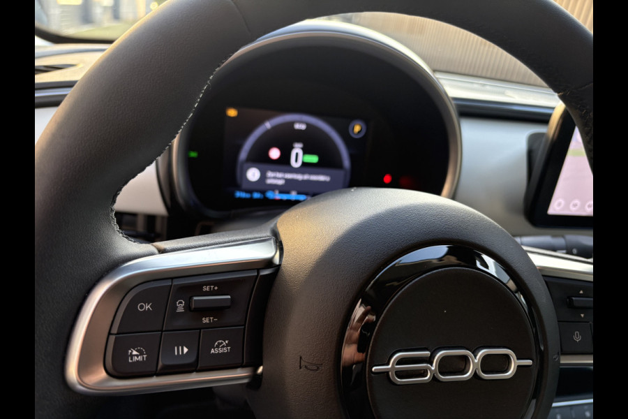 Fiat 600E La Prima 54 kWh Achteruitrijcamera - Apple carplay - Airco - Draadloze telefoonlader - Parkeersensoren - Navigatie - Licht metalen velgen 18 inch - Stoelverwarming - Voorstoelen met massagefunctie - Led verlichting - Mistlampen - Stuur multifunctioneel - Bluetooth - Cruise control - Dodehoekdetectie - Elektrische ramen - Extra getint glas achter - Keyless start/entry
